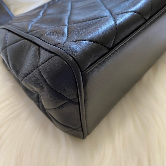 Authentic vintage Chanel lamp skin CC logo handbag - Picture 2 of 11